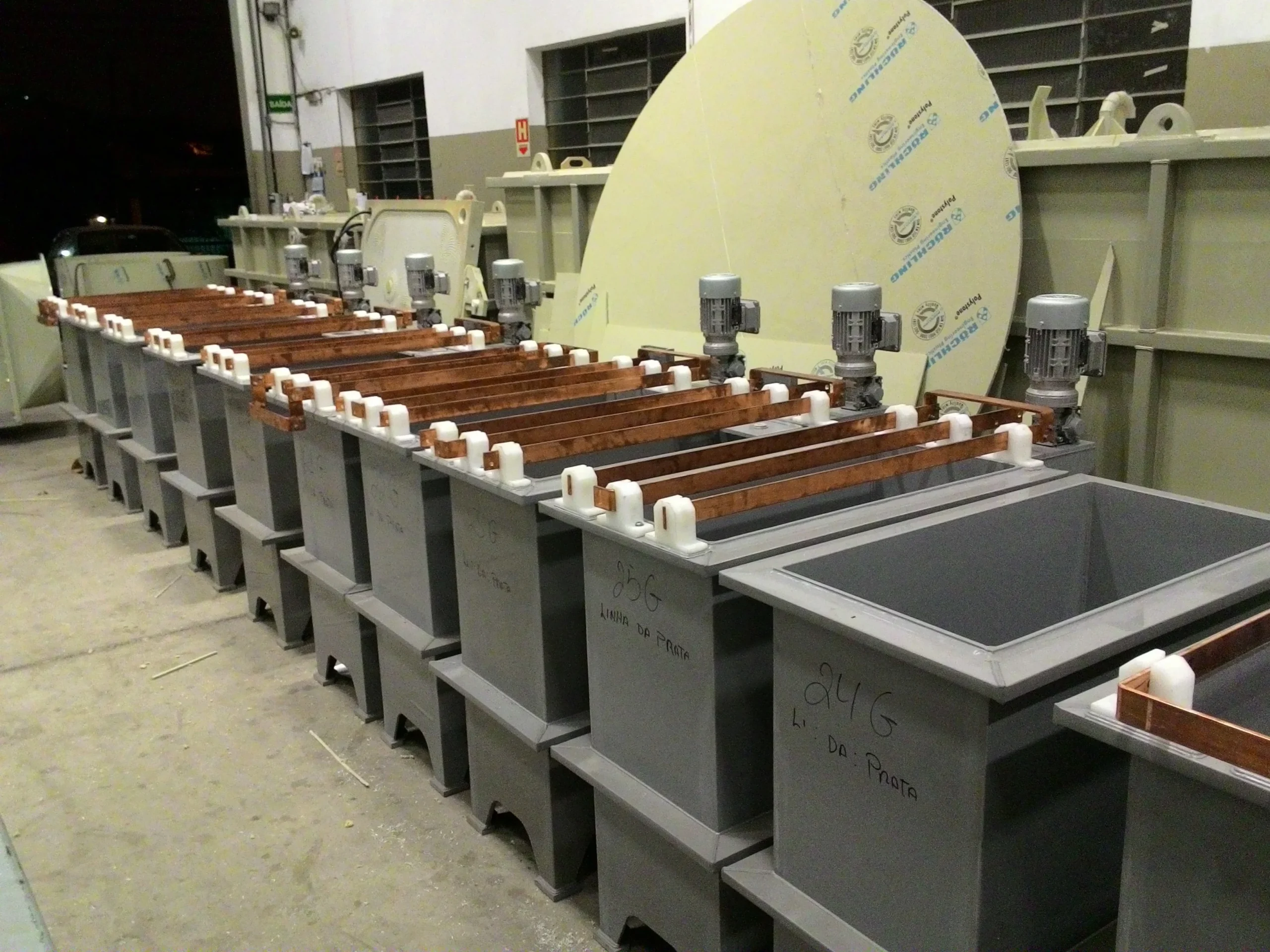 Vários tanques de polipropileno prismáticos Scientech